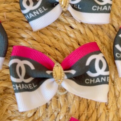 ✨🎀 Elegância em cada detalhe!
O Laço Chanel chegou para deixar os aumiguinhos ainda mais sofisticados e cheios de charme. 🐾🤎

#LaçoPet #LaçoChanel #AcessóriosPet #petshop